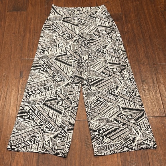 Medium Black and White Geometric Patterned Pants - Picture 1 of 8